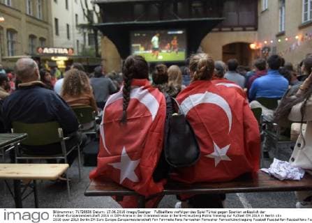 Fußballfans verfolgen das Spiel Türkei gegen Spanien anlässlich der Fußball-Europameisterschaft 2016 in DIM-Arena in der Oranienstrasse in Berlin-Kreuzberg Public Viewing zur Fußball EM 2016 in Berlin