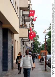 Türkische an einem Wohnhaus in der Hochstädter Strasse in Berlin-Wedding anlässlich der Fußball-Europameisterschaft 2016 snapshot-photography xK.M.Krause