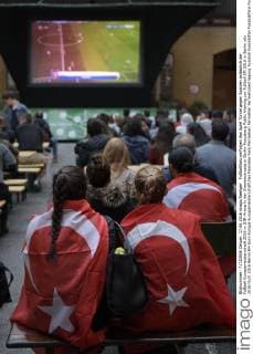 Fußballfans verfolgen das Spiel Türkei gegen Spanien anlässlich der Fußball-Europameisterschaft 2016 in DIM-Arena in der Oranienstrasse in Berlin-Kreuzberg Public Viewing zur Fußball EM 2016 in Berlin