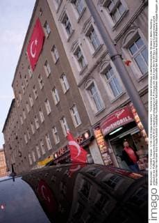 Türkische an einem Wohnhaus in derReinickendorfer Strasse in Berlin-Wedding anlässlich der Fußball-Europameisterschaft 2016 snapshot-photography xK.M.Krause