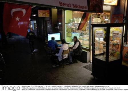 Fußballfans verfolgen das Spiel Türkei gegen Spanien anlässlich der Fußball-Europameisterschaft 2016 vor einer türkischen Bäckerei in der Badstrasse in Berlin-Wedding snapshot-photography K.M.Krause