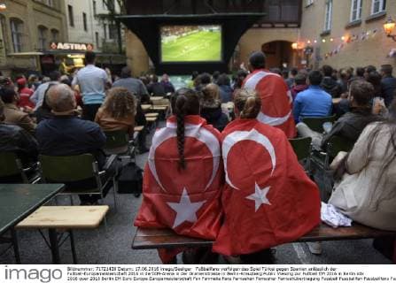 Fußballfans verfolgen das Spiel Türkei gegen Spanien anlässlich der Fußball-Europameisterschaft 2016 in derDIM-Arena in der Oranienstrasse in Berlin-Kreuzberg Public Viewing zur Fußball EM 2016 in Berlin