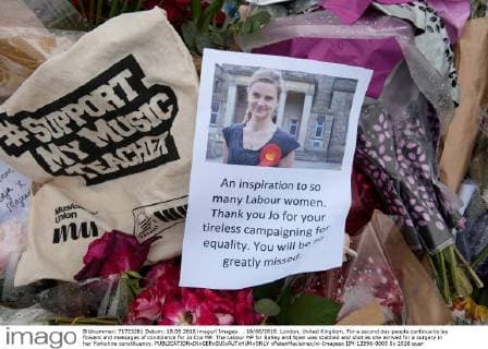 . 18 06 2016. London, United Kingdom. For a second day people continue to lay flowers and messages of condolence for Jo Cox MP. The Labour MP for Batley and Spen was stabbed and shot as she arrived for a surgery in her Yorkshire constituency.  xPetexMaclainex xi-Imagesx IIM-12896-0005