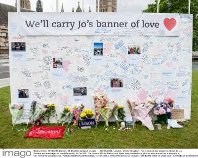 . 18 06 2016. London, United Kingdom. For a second day people continue to lay flowers and messages of condolence for Jo Cox MP. The Labour MP for Batley and Spen was stabbed and shot as she arrived for a surgery in her Yorkshire constituency.  xPetexMaclainex xi-Imagesx IIM-12896-0009