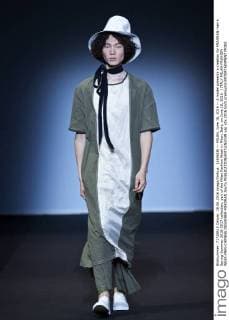 (160618) -- MILAN, June 18, 2016 -- A model presents a creation for MIAORAN men s Spring-Summer 2016-2017 collection, part of the Milan Fashion Week in Milan, Italy, on June 18, 2016. ) ITALY-MILAN-FASHION WEEK-MEN-CHINESE DESIGNER-MIAORAN JinxYu 