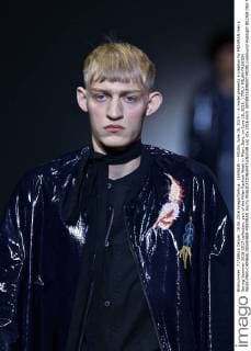 (160618) -- MILAN, June 18, 2016 -- A model presents a creation for MIAORAN men s Spring-Summer 2016-2017 collection, part of the Milan Fashion Week in Milan, Italy, on June 18, 2016. ) ITALY-MILAN-FASHION WEEK-MEN-CHINESE DESIGNER-MIAORAN JinxYu 