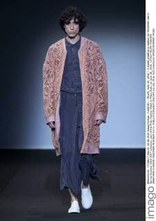 (160618) -- MILAN, June 18, 2016 -- A model presents a creation for MIAORAN men s Spring-Summer 2016-2017 collection, part of the Milan Fashion Week in Milan, Italy, on June 18, 2016. ) ITALY-MILAN-FASHION WEEK-MEN-CHINESE DESIGNER-MIAORAN JinxYu 