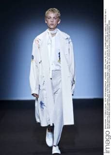 (160618) -- MILAN, June 18, 2016 -- A model presents a creation for MIAORAN men s Spring-Summer 2016-2017 collection, part of the Milan Fashion Week in Milan, Italy, on June 18, 2016. ) ITALY-MILAN-FASHION WEEK-MEN-CHINESE DESIGNER-MIAORAN JinxYu 