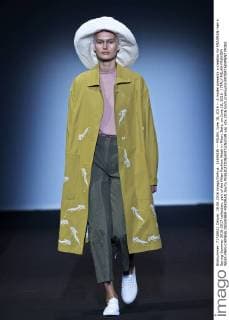 (160618) -- MILAN, June 18, 2016 -- A model presents a creation for MIAORAN men s Spring-Summer 2016-2017 collection, part of the Milan Fashion Week in Milan, Italy, on June 18, 2016. ) ITALY-MILAN-FASHION WEEK-MEN-CHINESE DESIGNER-MIAORAN JinxYu 