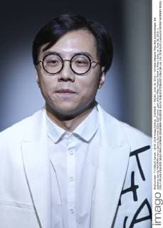 (160618) -- MILAN, June 18, 2016 -- Chinese designer Miao Ran acknowledges the audience during MIAORAN men s Spring-Summer 2016-2017 show, part of the Milan Fashion Week in Milan, Italy, on June 18, 2016. ) ITALY-MILAN-FASHION WEEK-MEN-CHINESE DESIGNER-MIAORAN JinxYu 