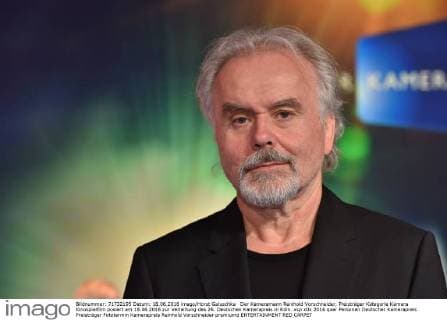 Der Kameramann Reinhold Vorschneider, Preisträger Kategorie Kamera Kinospielfilm posiert am 18.06.2016 zur Verleihung des 26. Deutschen Kamerapreis in Köln.