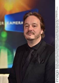 Der Kameramann Rene Begas Preisträger der Kategorie Kamera Krisenberichterstattung für Lesbos posiert am 18.06.2016 zur Verleihung des 26. Deutschen Kamerapreis in Köln.