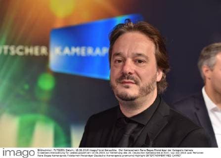Der Kameramann Rene Begas Preisträger der Kategorie Kamera Krisenberichterstattung für Lesbos posiert am 18.06.2016 zur Verleihung des 26. Deutschen Kamerapreis in Köln.