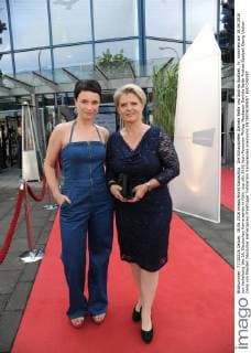 Die Schauspieler Daniela Bette und Andrea Spatzek, l-r, kommen am 18.06.2016 zur Verleihung des 26. Deutschen Kamerapreis in Köln.