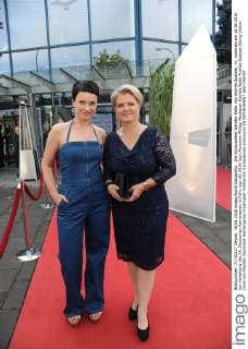 Die Schauspieler Daniela Bette und Andrea Spatzek, l-r, kommen am 18.06.2016 zur Verleihung des 26. Deutschen Kamerapreis in Köln.