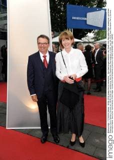 Die Oberbürgermeisterin der Stadt Köln Henriette Reker zusammen mit ihrem Ehemann Perry Somers kommt am 18.06.2016 zur Verleihung des 26. Deutschen Kamerapreis in Köln.