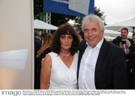 Der ehemalige Oberbürgermeister der Stadt Köln Jürgen Roters mit seiner Ehefrau Angela kommt am 18.06.2016 zur Verleihung des 26. Deutschen Kamerapreis in Köln.