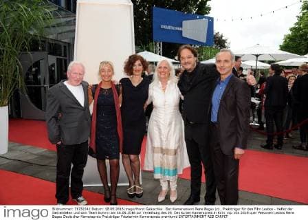 Der Kameramann Rene Begas (r) , Preisträger für den Film Lesbos - Helfer der Getrandeten und sein Team kommt am 18.06.2016 zur Verleihung des 26. Deutschen Kamerapreis in Köln.