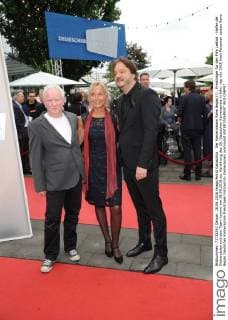 Der Kameramann Rene Begas (r) , Preisträger für den Film Lesbos - Helfer der Getrandeten und sein Team kommt am 18.06.2016 zur Verleihung des 26. Deutschen Kamerapreis in Köln.
