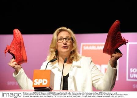 Beim Landesdelegiertentag der Saar SPD in Neunkirchen wird Wirtschaftsministerin Anke Rehlinger zur Spitzenkandidatin für die Landtagswahl 2017 gewählt. Zusammen mit Bundesjustizminister Heiko Maas führt sie die Saar-SPD. Foto von Samstag (18.6.2016). Hier im Bild: Sohn Paul Rehlinger. bub