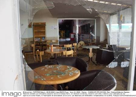 June 18, 2016 - Mexico - G18061637.JPG.OAXACA, Oax. ViolenceViolencia-Oaxaca.- Reportes senalan que 20 sujetos causaron danos al Cinema Henry, en diversos comercios, chocaron patrullas y robaron cinco vehiculos de una agencia de autos Nissan, la madrugada de este sabado 18 de junio. Los destrozos son atribuidos a simpatizantes de la CNTE.  - ZUMAu78