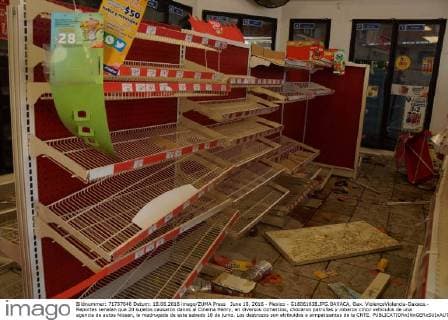 June 18, 2016 - Mexico - G18061638.JPG.OAXACA, Oax. ViolenceViolencia-Oaxaca.- Reportes senalan que 20 sujetos causaron danos al Cinema Henry, en diversos comercios, chocaron patrullas y robaron cinco vehiculos de una agencia de autos Nissan, la madrugada de este sabado 18 de junio. Los destrozos son atribuidos a simpatizantes de la CNTE.  - ZUMAu78