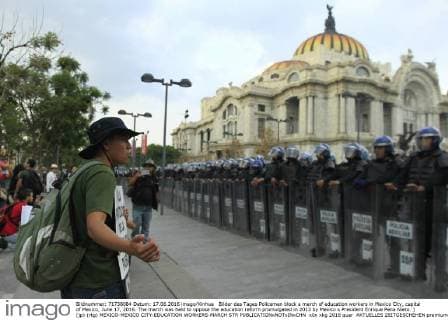 Bilder des Tages Policemen block a march of education workers in Mexico City, capital of Mexico, June 17, 2016. The march was held to oppose the education reform promulgated in 2013 by Mexico s President Enrique Pena Nieto. ) (jp) (rtg) MEXICO-MEXICO CITY-EDUCATION WORKERS-MARCH STR 
