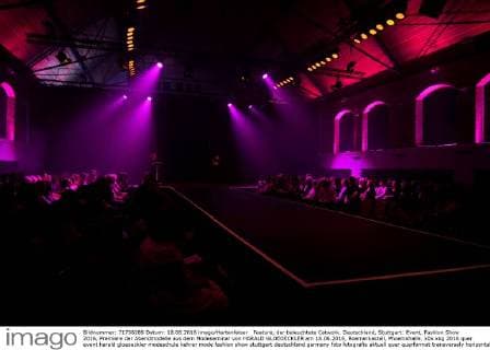 Feature, der beleuchtete Catwork. Deutschland, Stuttgart: Event, Fashion Show 2016, Premiere der Abendmodelle aus dem Modeseminar von HARALD GLOEOECKLER am 18.06.2016, Roemerkastell, Phoenixhalle.