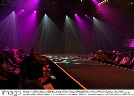 Feature, Lichtspiele auf dem Catwork. Deutschland, Stuttgart: Event, Fashion Show 2016, Premiere der Abendmodelle aus dem Modeseminar von HARALD GLOEOECKLER am 18.06.2016, Roemerkastell, Phoenixhalle.