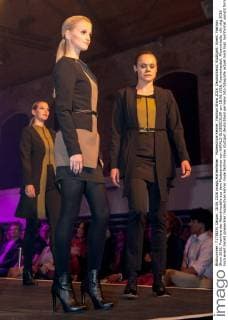Modeschule Kehrer, Fashion Show 2016. Deutschland, Stuttgart: Event, Fashion Show 2016, Premiere der Abendmodelle aus dem Modeseminar von HARALD GLOEOECKLER am 18.06.2016, Roemerkastell, Phoenixhalle.