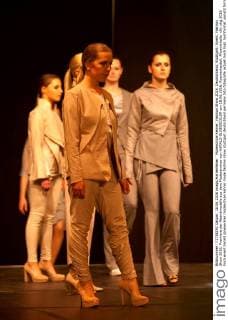 Modeschule Kehrer, Fashion Show 2016. Deutschland, Stuttgart: Event, Fashion Show 2016, Premiere der Abendmodelle aus dem Modeseminar von HARALD GLOEOECKLER am 18.06.2016, Roemerkastell, Phoenixhalle.