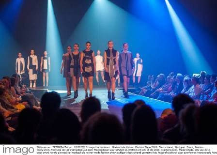Modeschule Kehrer, Fashion Show 2016. Deutschland, Stuttgart: Event, Fashion Show 2016, Premiere der Abendmodelle aus dem Modeseminar von HARALD GLOEOECKLER am 18.06.2016, Roemerkastell, Phoenixhalle.