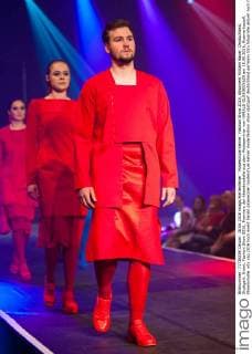 Modeschule Kehrer, Fashion Show 2016, Absolvent William Bauer. Deutschland, Stuttgart: Event, Fashion Show 2016, Premiere der Abendmodelle aus dem Modeseminar von HARALD GLOEOECKLER am 18.06.2016, Roemerkastell, Phoenixhalle.