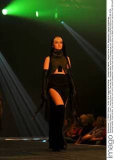 Modeschule Kehrer, Fashion Show 2016, Absolventin Sophie Eilenberger. Deutschland, Stuttgart: Event, Fashion Show 2016, Premiere der Abendmodelle aus dem Modeseminar von HARALD GLOEOECKLER am 18.06.2016, Roemerkastell, Phoenixhalle.