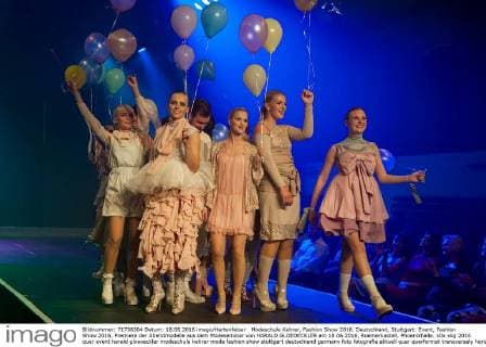 Modeschule Kehrer, Fashion Show 2016. Deutschland, Stuttgart: Event, Fashion Show 2016, Premiere der Abendmodelle aus dem Modeseminar von HARALD GLOEOECKLER am 18.06.2016, Roemerkastell, Phoenixhalle.