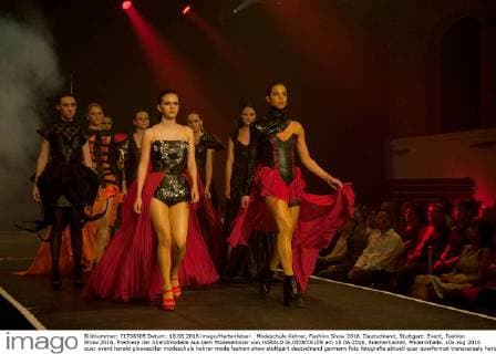 Modeschule Kehrer, Fashion Show 2016. Deutschland, Stuttgart: Event, Fashion Show 2016, Premiere der Abendmodelle aus dem Modeseminar von HARALD GLOEOECKLER am 18.06.2016, Roemerkastell, Phoenixhalle.