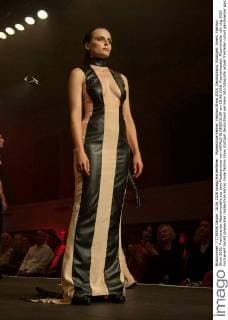 Modeschule Kehrer, Fashion Show 2016. Deutschland, Stuttgart: Event, Fashion Show 2016, Premiere der Abendmodelle aus dem Modeseminar von HARALD GLOEOECKLER am 18.06.2016, Roemerkastell, Phoenixhalle.