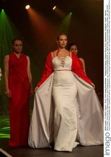 Modeschule Kehrer, Fashion Show 2016. Deutschland, Stuttgart: Event, Fashion Show 2016, Premiere der Abendmodelle aus dem Modeseminar von HARALD GLOEOECKLER am 18.06.2016, Roemerkastell, Phoenixhalle.