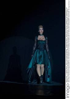 Modeschule Kehrer, Fashion Show 2016 der Hoehepunkt die Praesentation die Kollektion die im Seminar mit Stardesigner Harald Glööckler (Gloeoeckler) entworfenen Abendkleider. Deutschland, Stuttgart: Event, Fashion Show 2016, Premiere der Abendmodelle aus dem Modeseminar von HARALD GLOEOECKLER am 18.06.2016, Roemerkastell, Phoenixhalle.