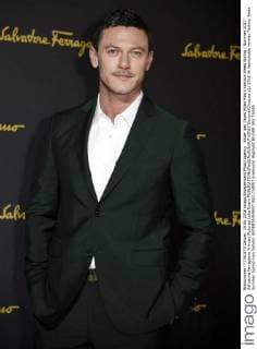 Bilder des Tages Milan Man s Fashion Week Spring Summer 2017. Salvatore Ferragamo Arrivals Pictured Luke Evans  SimonaxChioccia