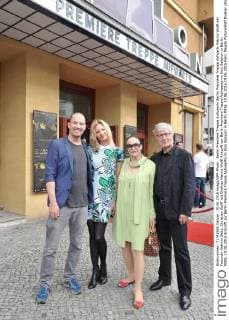 Berlin Premiere Treppe Aufwaerts Berlin Premiere Treppe Aufwarts Patrick Wolff mit Freundin Kathrin Seitz, Christian Wolff mit Ehefrau Marina Wolff Ankunft zur Berlin Premiere Treppe Aufwaerts im Kino Babylon in Berlin Mitte, 19.06.2016 Ankunft zur Berlin Premiere Treppe Aufwaerts im Kino Babylon in Berlin Mitte, 19.06.2016 19.06.2016 Foto: People Picture Ralf Mueller