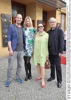 Berlin Premiere Treppe Aufwaerts Berlin Premiere Treppe Aufwarts Patrick Wolff mit Freundin Kathrin Seitz, Christian Wolff mit Ehefrau Marina Wolff Ankunft zur Berlin Premiere Treppe Aufwaerts im Kino Babylon in Berlin Mitte, 19.06.2016 Ankunft zur Berlin Premiere Treppe Aufwaerts im Kino Babylon in Berlin Mitte, 19.06.2016 19.06.2016 Foto: People Picture Ralf Mueller