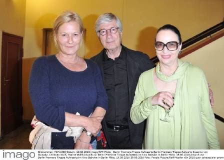 Berlin Premiere Treppe Aufwaerts Berlin Premiere Treppe Aufwarts Susanne von Borsody, Christian Wolff, Marina Wolff Ankunft zur Berlin Premiere Treppe Aufwaerts im Kino Babylon in Berlin Mitte, 19.06.2016 Ankunft zur Berlin Premiere Treppe Aufwaerts im Kino Babylon in Berlin Mitte, 19.06.2016 19.06.2016 Foto: People Picture Ralf Mueller