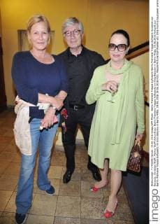 Berlin Premiere Treppe Aufwaerts Berlin Premiere Treppe Aufwarts Susanne von Borsody, Christian Wolff, Marina Wolff Ankunft zur Berlin Premiere Treppe Aufwaerts im Kino Babylon in Berlin Mitte, 19.06.2016 Ankunft zur Berlin Premiere Treppe Aufwaerts im Kino Babylon in Berlin Mitte, 19.06.2016 19.06.2016 Foto: People Picture Ralf Mueller