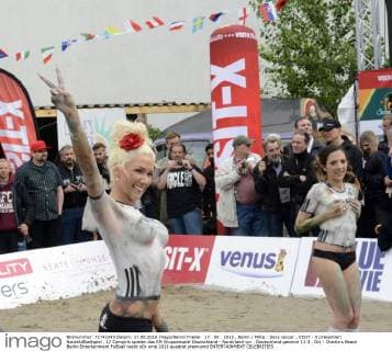 17 . 06 . 2016 , Berlin Mitte : Sexy soccer , VISIT - X präsentiert Nacktfußballspiel , 12 Camgirls spielen das EM Gruppenspiel Deutschland - Nordirland vor , Deutschland gewinnt 13:3 , Ort : Charlie s Beach Berlin