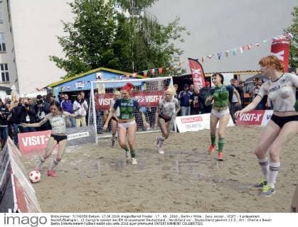 17 . 06 . 2016 , Berlin Mitte : Sexy soccer , VISIT - X präsentiert Nacktfußballspiel , 12 Camgirls spielen das EM Gruppenspiel Deutschland - Nordirland vor , Deutschland gewinnt 13:3 , Ort : Charlie s Beach Berlin