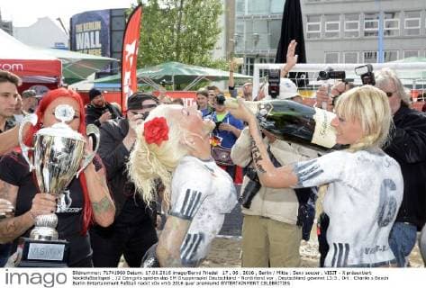 17 . 06 . 2016 , Berlin Mitte : Sexy soccer , VISIT - X präsentiert Nacktfußballspiel , 12 Camgirls spielen das EM Gruppenspiel Deutschland - Nordirland vor , Deutschland gewinnt 13:3 , Ort : Charlie s Beach Berlin