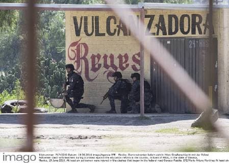 Mexiko: Demonstranten liefern sich in Hitzo Straßenschlacht mit der Polizei Policemen clash with teachers during a protest against the education reform in the country, in town of Hitzo, in the state of Oaxaca, Mexico, 19 June 2016. At least six policemen were injured in the clashes that began in the federal road Oaxaca-Puebla. EFE Mario Arturo Martinez At least six policemen injured in clashes with Mexican teachers !ACHTUNG: NUR REDAKTIONELLE NUTZUNG!  MEX01 20160619-636019691421515503