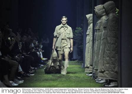 Mailand Fashion Week - Moncler Modenschau Milan Men s Fashion Week Spring Summer 2017 Milan Fashion Week, Spring Summer 2017. Moncler Fashionshow. Pictured: Model  RiccardoxGiordanoxFotosicki