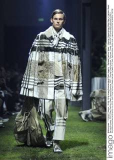 Mailand Fashion Week - Moncler Modenschau Milan Men s Fashion Week Spring Summer 2017 Milan Fashion Week, Spring Summer 2017. Moncler Fashionshow. Pictured: Model  RiccardoxGiordanoxFotosicki